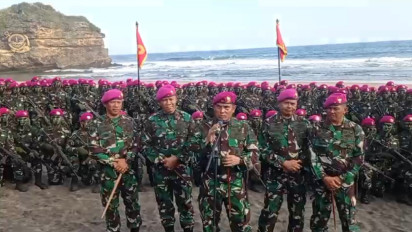 461 Prajurit Muda TNI AL Resmi Terima Baret Ungu di Pantai Selatan Jawa