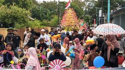 Rayakan Hari Kelahiran Nabi Muhammad SAW, Warga Banyuwangi Pawai 10 Ribu Bunga Telur