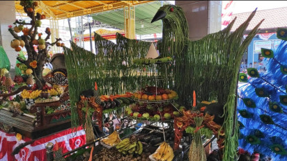 Unik, Meriahkan Sedekah Bumi, Warga Semampir Gresik Arak Tumpeng Miniatur Ibu Kota Nusantara