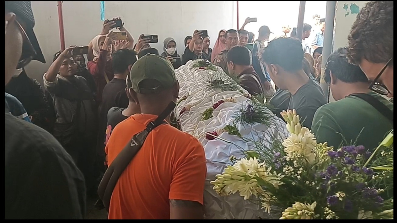 Duka Mendalam Orang Tua Santri yang Meninggal Diduga Akibat Kekerasan Senior di Sukoharjo
            - galeri foto