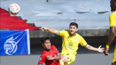Ngeri, Seekor Ular Berwarna Hitam Merayap di Lapangan Stadion Utama Sumbar Jelang Laga Semen Padang Vs Barito Putera