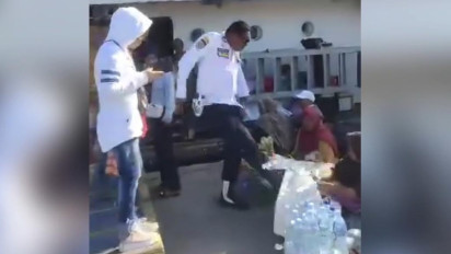 Viral..Petugas KSOP Kendari Tendang Dagangan Seorang Nenek di Pelabuhan, Ini Kronologinya