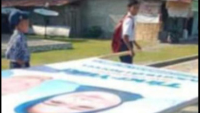 Viral di Medsos Foto Pelajar SMP di Mamuju Hendak Memasang Baliho Cakada
