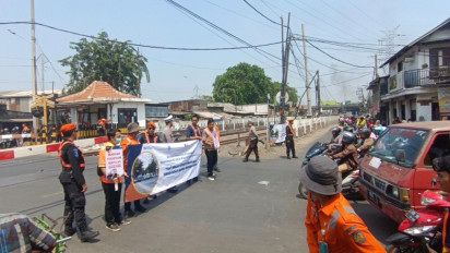 Pentingnya Taat Berlalu Lintas di Perlintasan KA, Polisi Tindak Pengendara yang Langgar Perlintasan Sebidang         