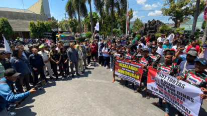 Ratusan Massa Datangi Kejari Blitar, Minta Kejari Tegak Lurus dalam Penegakan Hukum