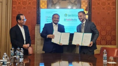 Menag Yaqut Tandatangani MRA Jaminan Produk Halal Pertama di Eropa