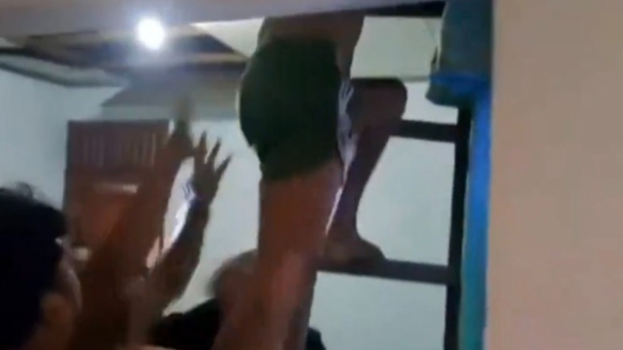 Bisa-bisanya Tersangka Pembunuhan Gadis Penjual Gorengan di Padang Pariaman Sembunyikan Diri di Loteng Rumah Kosong, Saat Tertangkap Hanya Pakai Kolor Hijau
            - galeri foto