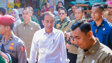 Tinjau Pasar Dukuh Kupang Surabaya, Presiden Jokowi Sebut Harga Kebutuhan Pokok Baik
