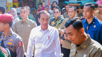 Tinjau Pasar Dukuh Kupang Surabaya, Presiden Jokowi Sebut Harga Kebutuhan Pokok Baik