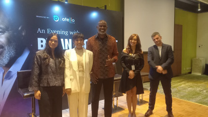 Brian McKnight Pakai Batik di Konser An Evening Night with Brian McKnight, Bocorkan Bakal Duet Bareng Dira Sugandi, Lagu Apa?