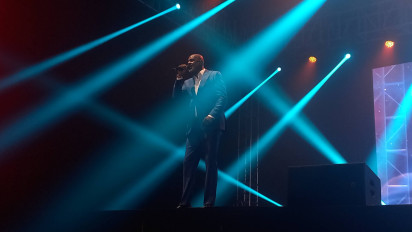 Rekap Konser Brian McKnight di Jakarta 2024, Duet Bareng Dira Sugandi hingga Menangis karena Nyanyian Para Penggemar