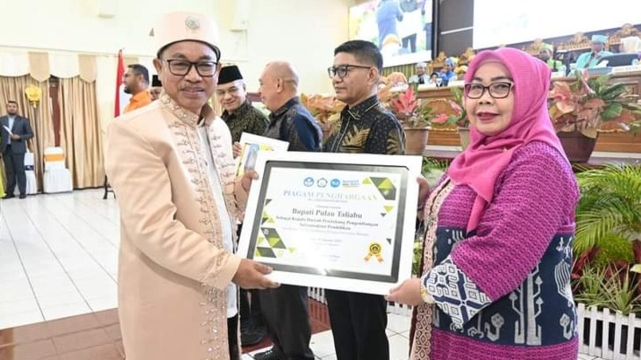 Bupati Aliong Mus Raih Penghargaan Unkhair Ternate Berkat Kontribusi di Dunia Pendidikan
            - galeri foto