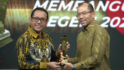 PT Pos Indonesia (Persero) Menerima Penghargaan Inovasi Membangun Negeri tvOne 2024: Transformasi Produk Bisnis Layanan Jasa Keuangan Digital