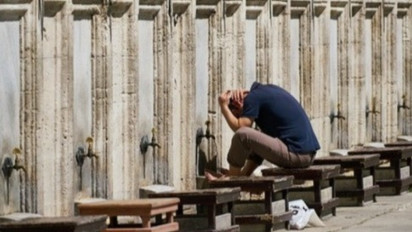 Memang Boleh Wudhu dengan Air Bak Kamar Mandi? Simak Kaidah Fiqih yang Diungkap Buya Yahya Berikut Ini