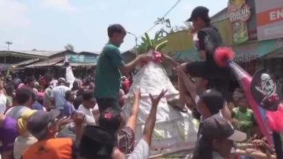 Meriahkan Ruwatan Pasar, Ratusan Warga Berebut Tumpeng Raksasa isi Sayuran, Buah buahan dan Burung Emprit
