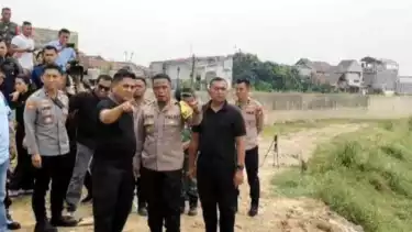 Polisi menyisir tempat kejadian perkara penemuan tujuh jasad remaja pria di Kali Bekasi, Kota Bekasi, Jawa Barat, Minggu (22/9/2024)