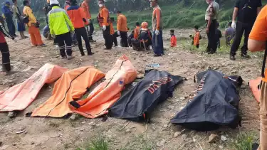 Tujuh mayat ditemukan bergelimpangan di aliran kali bekasi, Perumahan Pondok Gede Permai, Jatiasih, Kota Bekasi, Minggu (22/9) pagi.