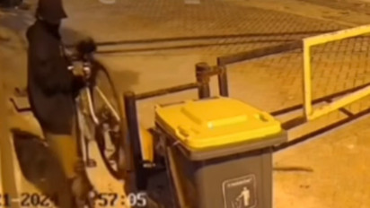 Viral, Pria Bermasker Terekam CCTV Masuki Rumah Warga di Jakbar, Aksi Tak Terpuji Dilakukan