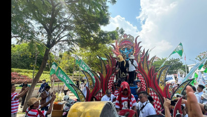Deklarasi Kampanye Damai di Tugu Pahlawan Surabaya, Hanya Khofifah-Emil yang Diarak Massa 