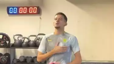 Justin Hubner Menyanyikan Lagu Indonesia Raya