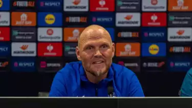 Pelatih FC Twente Joseph Oosting berbicara jelang hadapi Manchester United