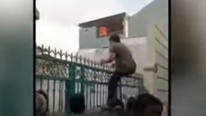 Ngeri! Tak Mau Disuruh Bebersih, Anak Tebas Ibu dengan Parang Berkali-kali di Depan Rumah sampai Disaksikan Tetangga di Makassar