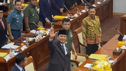 Tiba di Gedung DPR untuk Rapat Terakhir dengan Komisi I, Prabowo Lakukan Ini Saat Masuki Ruangan