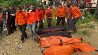 Tujuh mayat ditemukan bergelimpangan di aliran Kali Bekasi, Perumahan Pondok Gede Permai, Jatiasih, Kota Bekasi, Minggu (22/9) pagi.