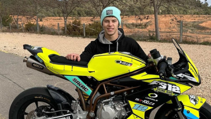 Kocak! Mulai Melokal, Pembalap Moto2 Mendadak Jadi Tukang Es Krim Keliling Jelang MotoGP Mandalika 2024