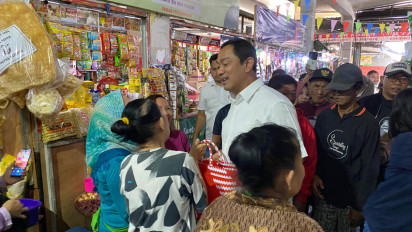 Blusukan Ke Pasar, Cawagub Jateng Hendi Janji Bantu Pedagang Tradisional dari Gempuran Belanja Online