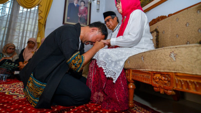 Ronald Surapradja Memilih Sungkem ke Orangtua Sebelum Berkampanye di Pilkada Jawa Barat 2024
