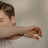 Kenapa Seseorang Bisa Bau Badan? Kenali Gejala, penyebab, dan Cara Mencegahnya