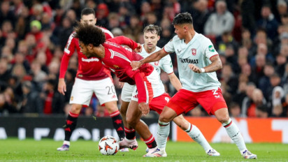 Viral Aksi Mees Hilgers Buat Wonderkid MU Terpongkeng, Netizen: Layak Main di EPL!