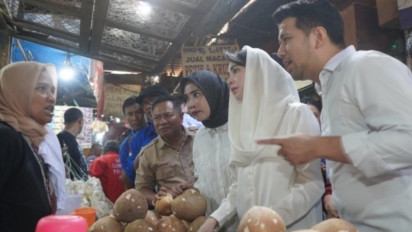 Cawagub Jatim Emil Dardak dan Cawabup Sidoarjo Mimik Idayana Kampanye di Pasar Larangan