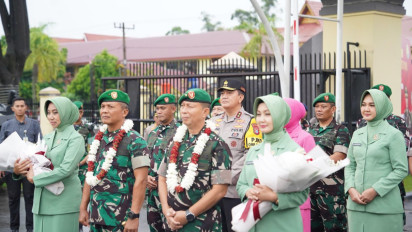 Diiringi Tradisi Pedang Pora, Kapolda Riau Gelar Pisah Sambut Danrem 031/WB