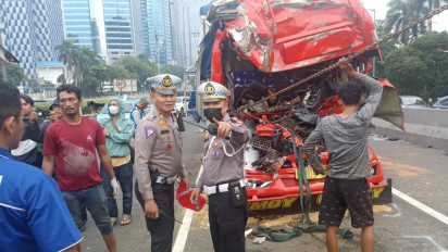 Kecelakaan Maut Truk Tabrak Truk di Tol Dalam Kota Layang Kuningan Arah Cawang, Supir Tewas Terjepit