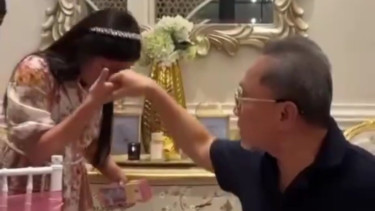 Video Hadiah Duit Gepokan Zulkifli Hasan ke Cucunya Viral di Medsos, Netizen Malah Bahagia dan Bangga Jadi Rakyat Jelata