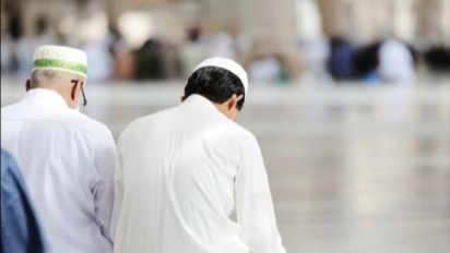 Doa Hari Jumat yang Bisa Bikin Utang Lunas, Ustaz Adi Hidayat Ingatkan Laki-laki dan Perempuan Beda Waktu