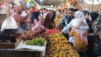 Bergerak ke Madura, Cagub Jatim Khofifah Dengar Aspirasi Pedagang Pasar Srimangunan Sampang