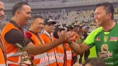 Persebaya Surabaya Kasih Bunga untuk Para Steward di Laga Kontra Dewa United, Sindir Persib Bandung dan Bobotoh?