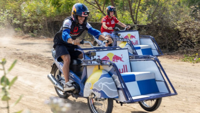 Kocak! Jorge Martin dan Pedro Acosta Balapan Becak Motor Jelang MotoGP Mandalika 2024