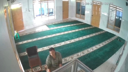 Terekam CCTV, Pura-Pura Salat Seorang Pria Gasak Uang Infak Masjid di Klaten