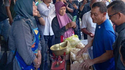 Blusukan ke Pasar Delanggu Klaten, Ahmad Luthfi Minum Jamu dan Borong Peyek Belut