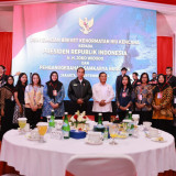 Momen Hangat pada Kegiatan Gelar Unsur TNI AL, Prabowo Temani Jokowi Saat Terima Brevet Kehormatan Hiu