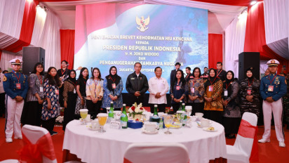 Momen Hangat pada Kegiatan Gelar Unsur TNI AL, Prabowo Temani Jokowi Saat Terima Brevet Kehormatan Hiu