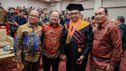 Sorot Kualitas Pekerja Migran, Wamenaker Afriansyah Noor Raih Gelar Doktor dari Universitas Sriwijaya