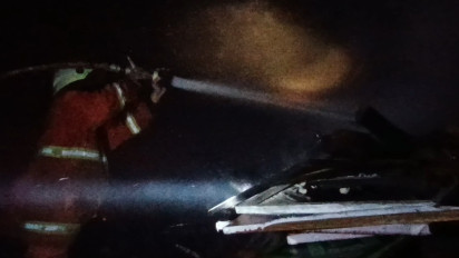 Gudang Berisikan Kayu Bekas di SMPN 3 Kota Mojokerto Terbakar