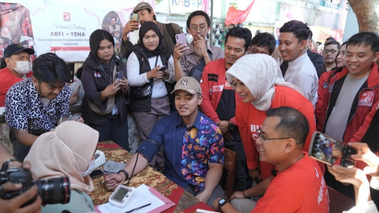 Momen Kaesang Blusukan ala Jokowi di Bandung Jadi Sorotan Semua Warga
            - galeri foto