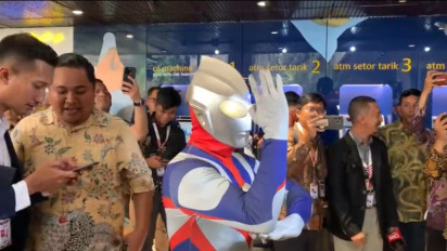 Unik! Caleg Golkar Pakai Kostum Ultraman ke Pelantikan DPR
