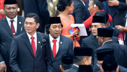 Komeng Dihimpit Lautan Manusia Usai Dilantik Jadi Anggota DPD RI, Tak Sengaja Berucap Ini Hingga Membuat Suasana...